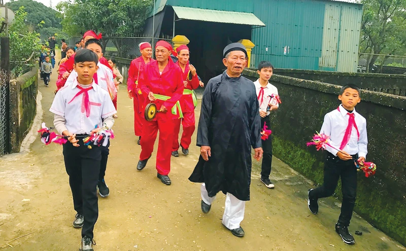 Nghệ nhân dân gian Hoàng Xuân Lựu (hàng đầu, mặc áo đen) cùng đội hát sắc bùa xã Kỳ Hải