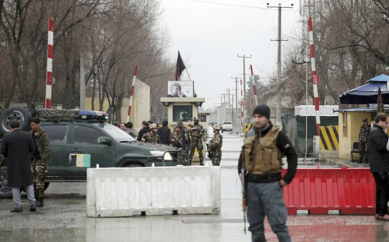 Lực lượng an ninh phong tỏa hiện trường vụ đánh bom tự sát ở Kabul, Afghanistan, ngày 24-2-2018. Ảnh: AP