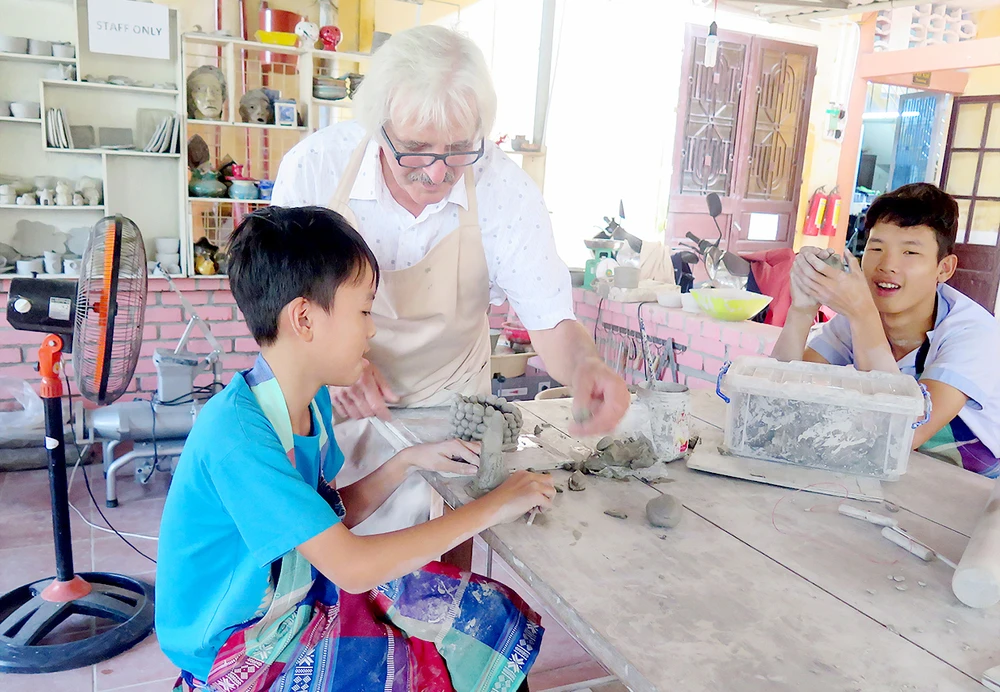 Nghệ nhân Oliver Oet truyền dạy kỹ năng làm gốm Raku cho trẻ khuyết tật tại Trung tâm Hy Vọng