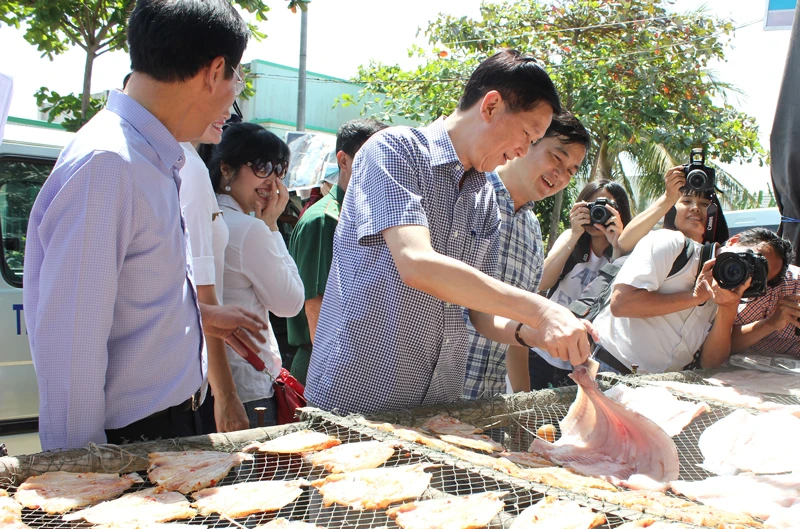 Đoàn lãnh đạo TPHCM thăm một cơ sở chuyên sản xuất, kinh doanh khô cá đặc sản tại huyện Cần Giờ, TPHCM