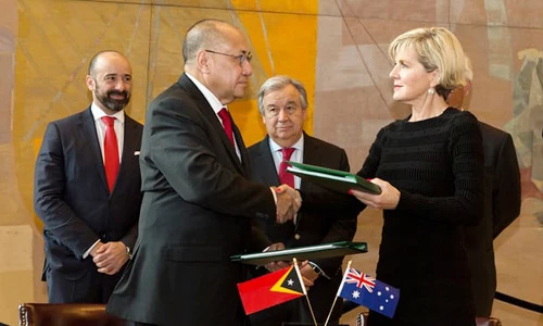 Ngoại trưởng Australia Julie Bishop (phải) cùng với Quốc vụ khanh phụ trách vấn đề phân định biên giới của Timor Leste Agio Pereira. Ảnh: Xinhua