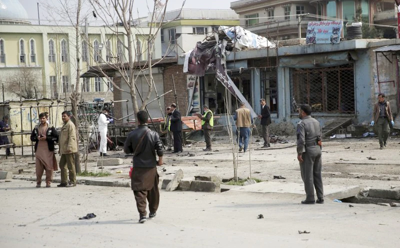 Lực lượng an ninh tại hiện trường vụ đánh bom tự sát ở thủ đô Kabul, Afghanistan, ngày 9-3-2018. Ảnh AP