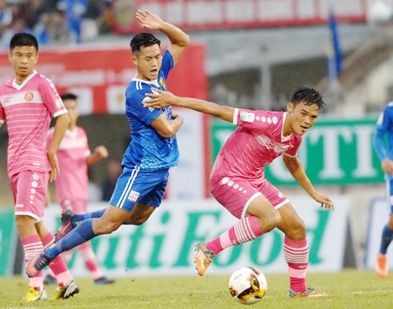 CLB Sài Gòn (áo hồng) trong trận hòa 1 - 1 với QNK Quảng Nam
