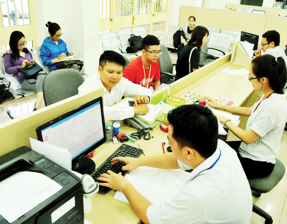 Giải quyết hồ sơ thành lập doanh nghiệp tại Sở Kế hoạch và Đầu tư TPHCM. Ảnh: CAO THĂNG