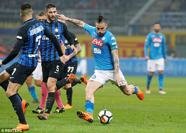 Marek Hamsik (Napoli) tung cú sút trước hàng phòng ngự Inter