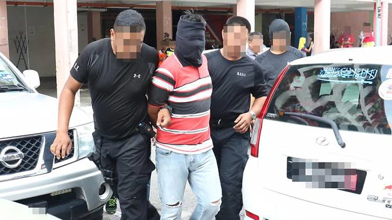 Cảnh sát Malaysia bắt một nghi phạm khủng bố ở Johor. Ảnh: RMP