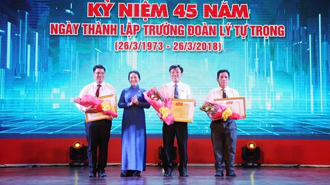 Phó Bí thư Thành ủy Võ Thị Dung tặng Bằng khen của Trung ương Đoàn cho các tập thể tiêu biểu