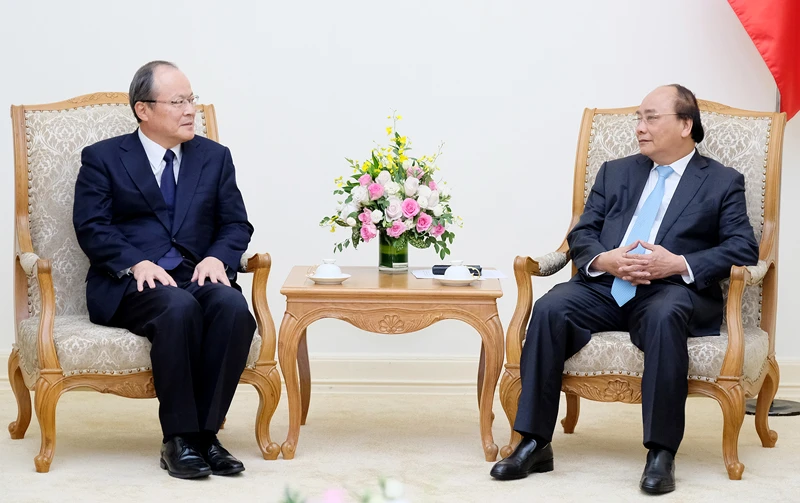 Thủ tướng Nguyễn Xuân Phúc và Chủ tịch kiêm Tổng Giám đốc Mitsubishi Takehiko Kakiuchi - Ảnh: VGP