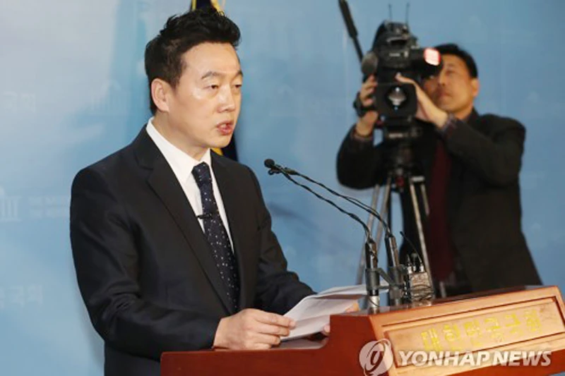 Chính trị gia Chung Bong-ju phát biểu trong cuộc họp báo tại Quốc hội Hàn Quốc ở Seoul ngày 27-3-2018. Ảnh: YONHAP
