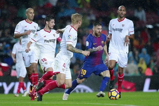 Sevilla (áo trắng) liệu sẽ ngăn bước tiến của Barcelona.
