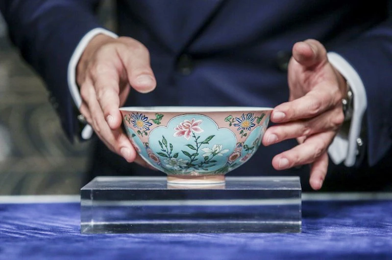 ChIếc chén của hoàng đế Khang Hy được bán đấu giá 30,4 triệu USD tại nhà Sotheby's ở Hong Kong (Trung Quốc) ngày 3-4-2018