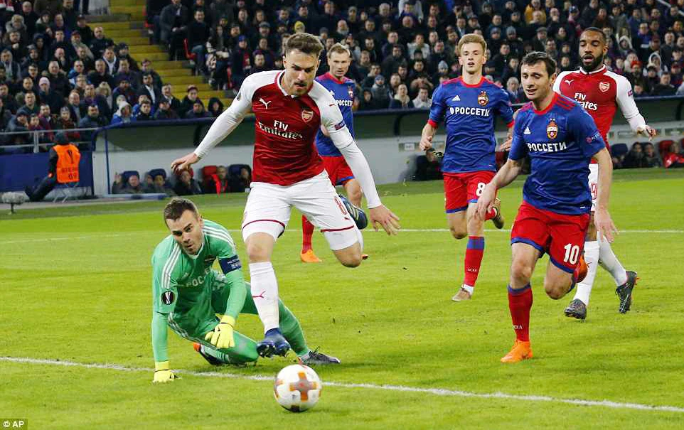 Arsenal (áo đỏ) trải qua trận đấu khó khăn trên sân CSKA Moscow