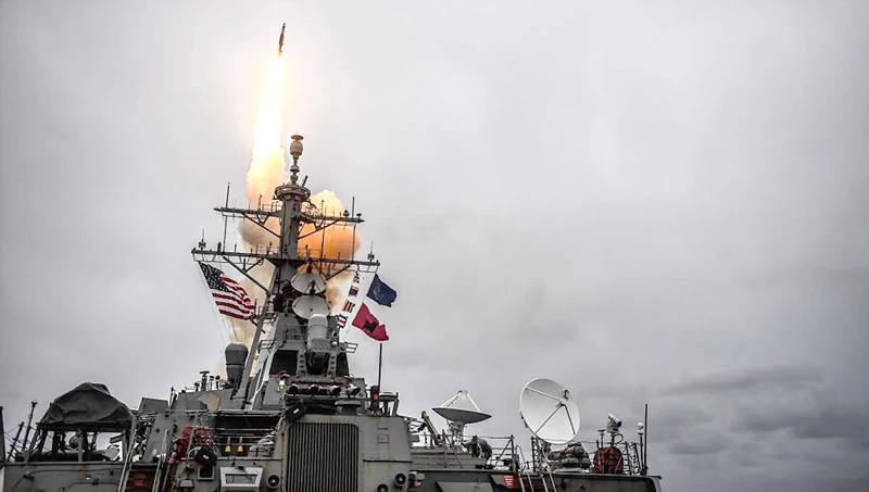 Tên lửa Tomahawk phóng từ tàu khu trục USS Arleigh Burke
