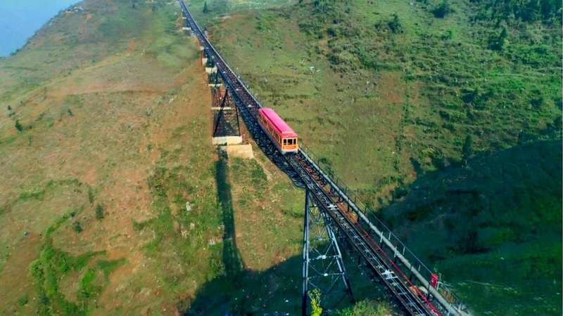 Cảnh sắc Tây Bắc có một không hai nhìn từ tàu hỏa leo núi Mường Hoa