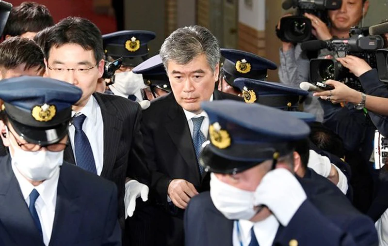 Ông Junichi Fukuda rời văn phòng Bộ Tài chính Nhật Bản ở Tokyo ngày 16-4-2018. Ảnh: KYODO