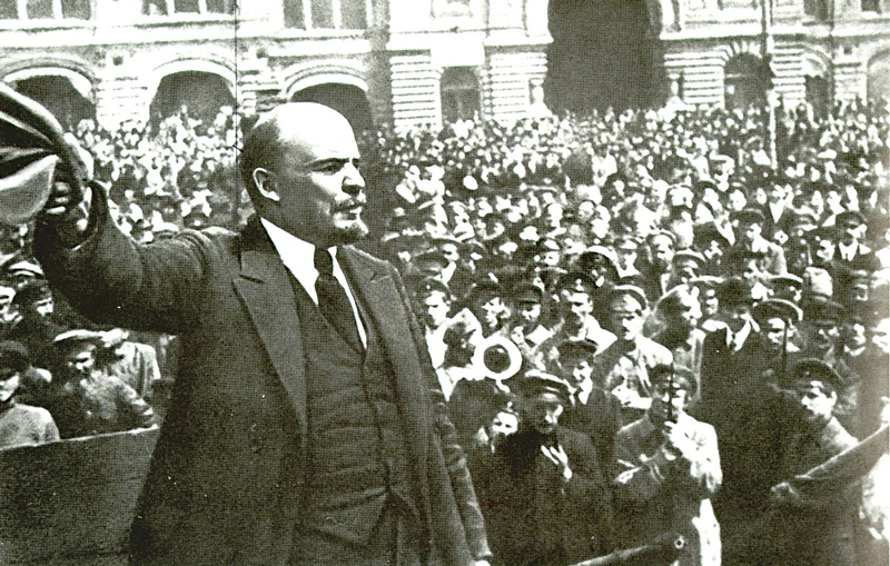 V.I.Lênin đọc diễn văn tại Quảng trường Đỏ ở Mát-xcơ-va trước các đơn vị tham gia khóa huấn luyện quân sự toàn dân, ngày 25-5-1919. Ảnh: TƯ LIỆU