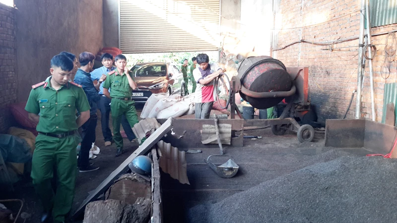 Cơ quan chức năng bắt quả tang cơ sở thu mua nông sản của bà Loan có hành vi dùng lõi than pin để nhuộm phế phẩm cà phê.