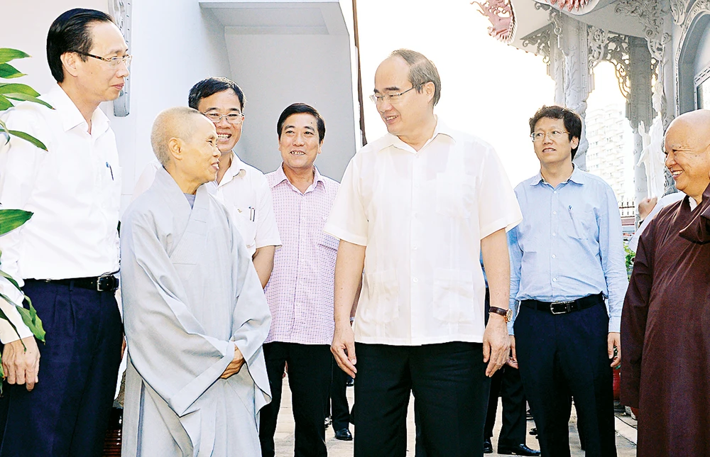Bí thư Thành ủy TPHCM Nguyễn Thiện Nhân thăm chùa Thiền Tịnh, quận 2, TPHCM. Ảnh: VIỆT DŨNG