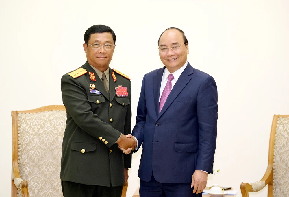 Thủ tướng Nguyễn Xuân Phúc và Thượng tướng Suvon Luongbunmi, Thứ trưởng Bộ Quốc phòng, Tổng Tham mưu trưởng Quân đội nhân dân Lào. Ảnh: VGP
