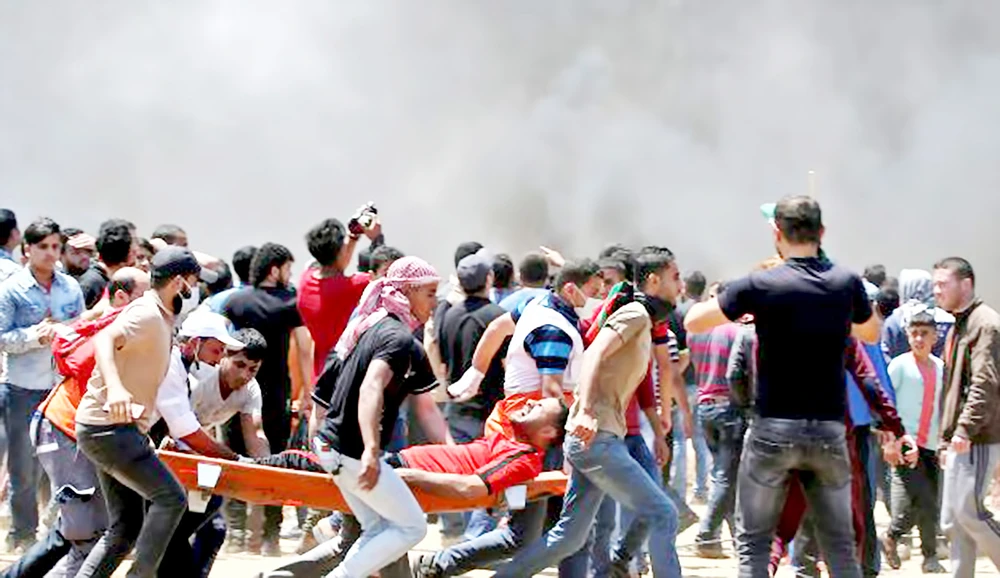 Người Palestine bị thương trong cuộc đụng độ với Israel ở biên giới với Dải Gaza