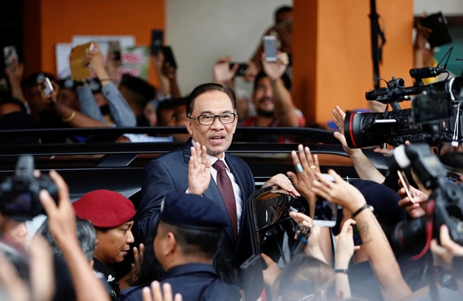 Ông Anwar Ibrahim sau khi được ân xá