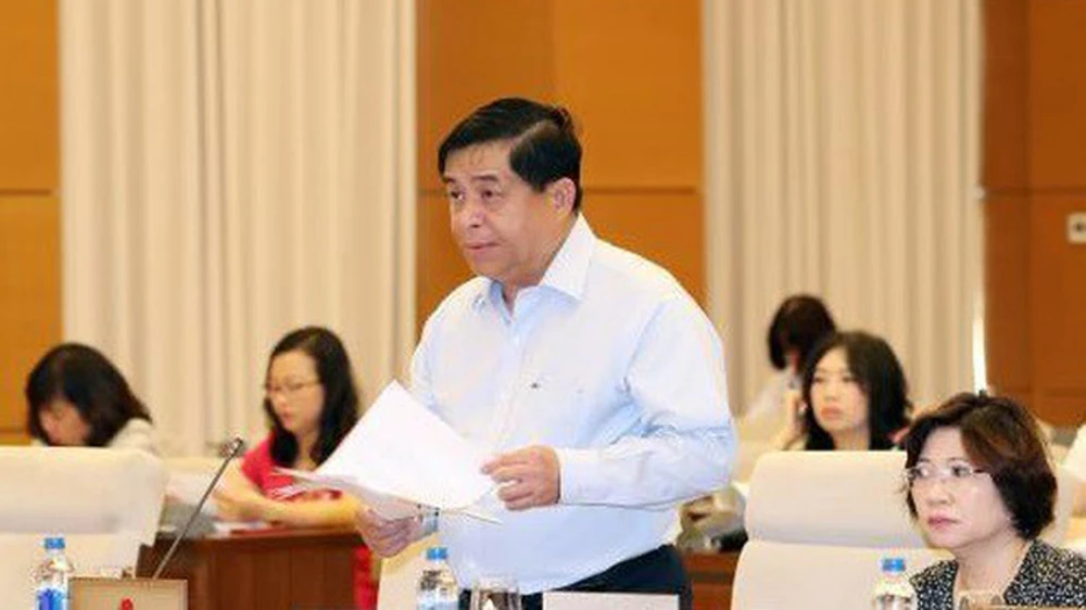 Bộ trưởng Bộ Kế hoạch Đầu tư Nguyễn Chí Dũng trình bày tờ trình của Chính phủ. Ảnh: TTXVN