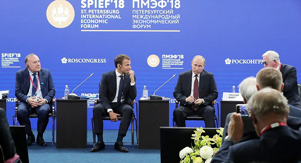Tổng thống Pháp Macron (thứ 2 từ trái sang) và Tổng thống Nga Putin (thứ 3 từ trái sang) tại Diễn đàn Kinh tế quốc tế St. Petersburg năm 2018