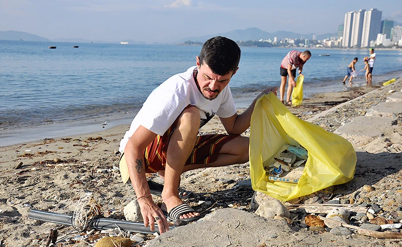 Du khách Nga nhặt rác trên biển Nha Trang