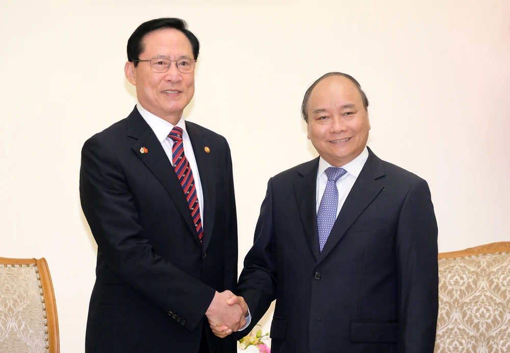 Thủ tướng Nguyễn Xuân Phúc và Bộ trưởng Quốc phòng Hàn Quốc Song Young-moo. Ảnh: VGP