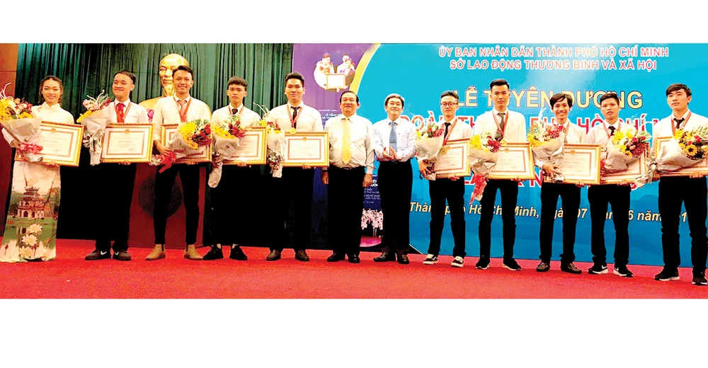 10 thí sinh của TPHCM đoạt Huy chương vàng trong Kỳ thi tay nghề quốc gia năm 2018 nhận bằng khen của UBND TPHCM