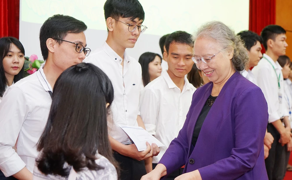 BS Trương Thị Xuân Liễu, Chủ tịch Hội đồng quản lý Quỹ học bổng Nguyễn Văn Hưởng trao học bổng cho sinh viên ĐH Y Dược TPHCM