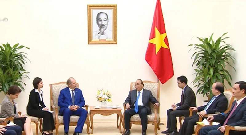 Thủ tướng Nguyễn Xuân Phúc tiếp ông Philippe Donnet. Ảnh: VTV