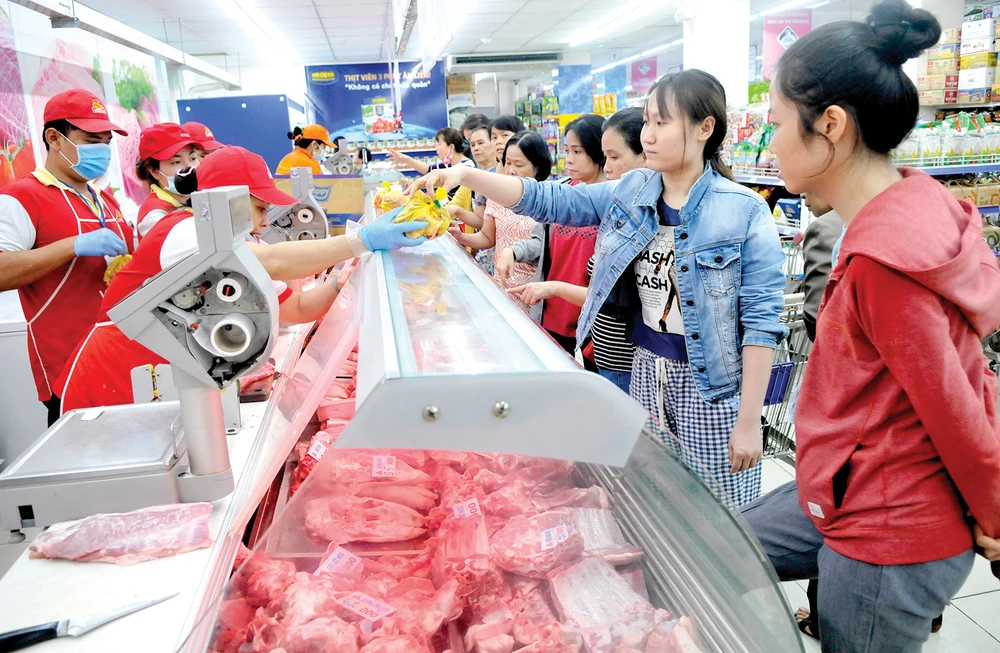 Người tiêu dùng mua thịt heo bình ổn thị trường tại Co.opmart. Ảnh: CAO THĂNG ​