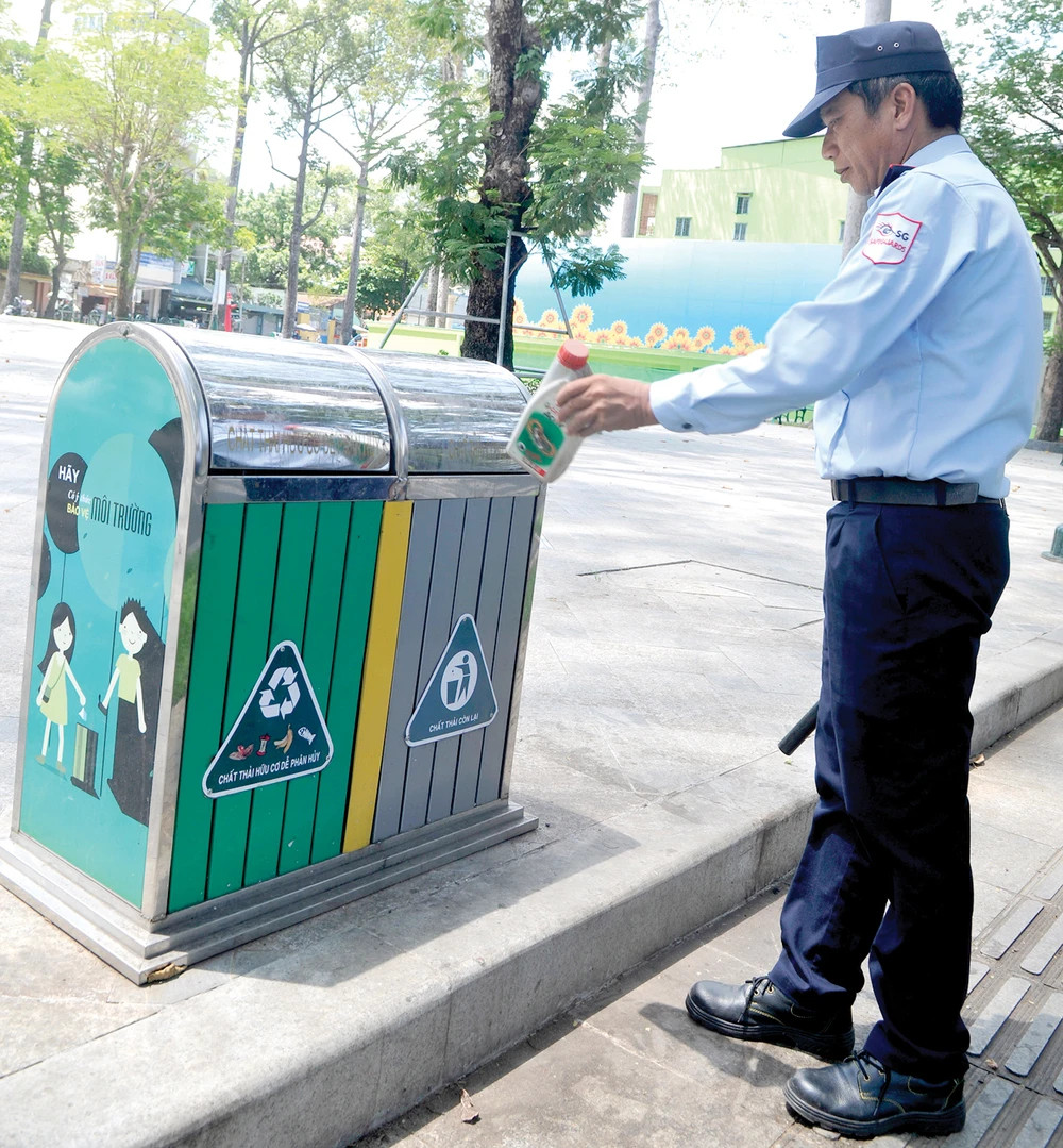 Thùng rác công cộng có 2 ngăn để thực hiện phân loại rác thải tại nguồn ở Công viên Văn Lang, quận 5, TPHCM. Ảnh: THÀNH TRÍ