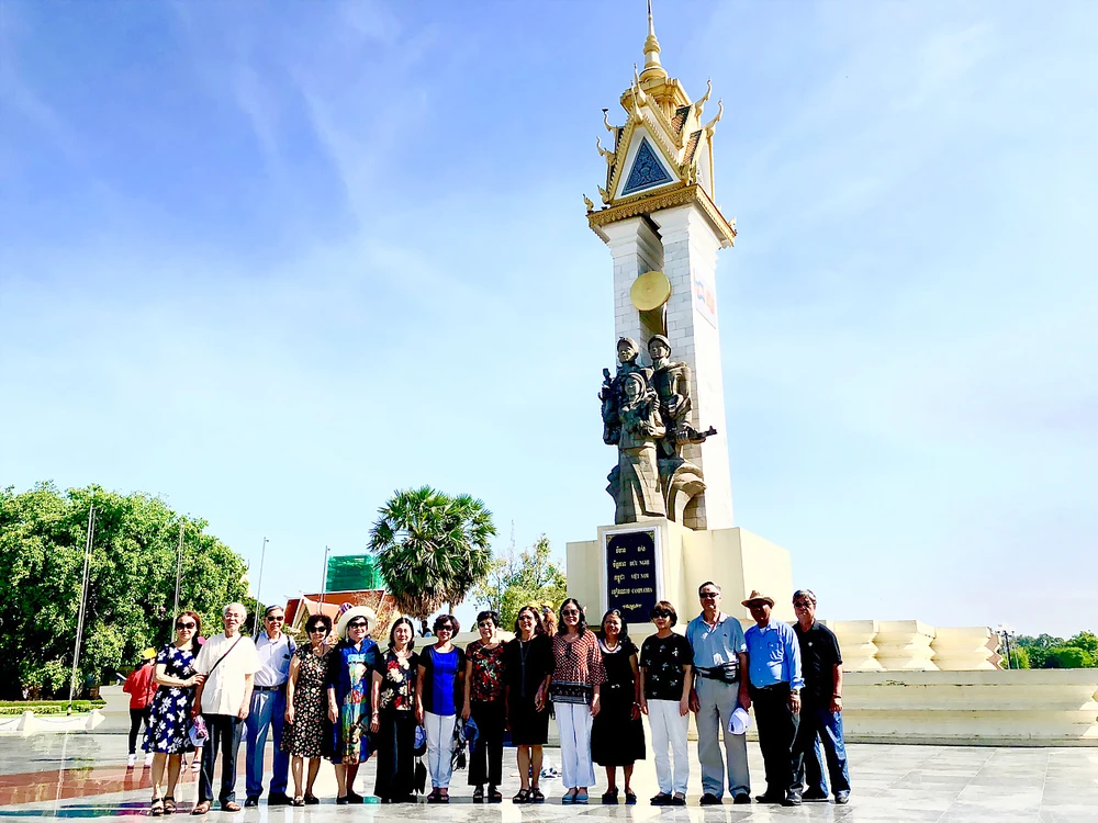 Các cựu sinh viên khóa 14 Khoa Ngữ văn, Đại học Tổng hợp Hà Nội chụp hình lưu niệm trước Tượng đài Quân tình nguyện Việt Nam ở Campuchia