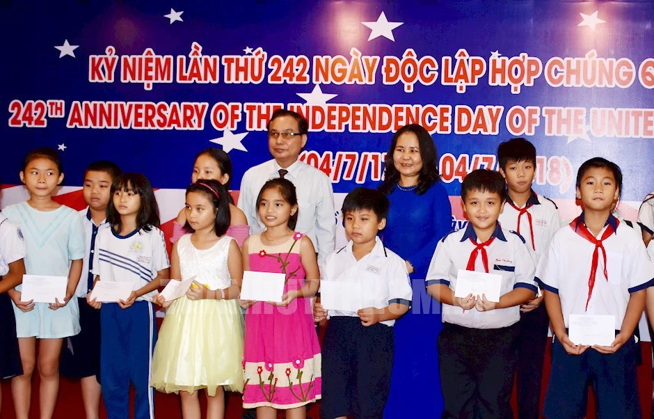 Các em học sinh được nhận học bổng. Thanhuytphcm.vn