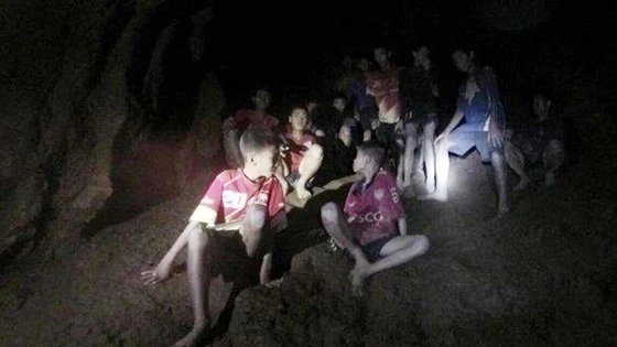 Hình ảnh các thành viên đội bóng và HLV của họ được tìm thấy tại hang Tham Luang