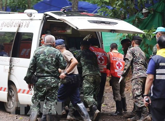 Nhân viên cứu hộ chuyển các thành viên đội bóng nhí lên xe cứu thương sau khi được cứu khỏi hang Tham Luang. Nguồn: EPA