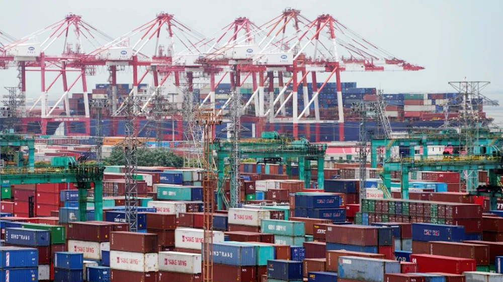 Hàng hóa tập kết tại cảng Thượng Hải, Trung Quốc. Ảnh: REUTERS