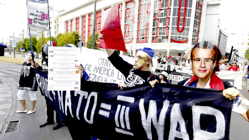 Biểu tình phản đối Hội nghị thượng đỉnh NATO tại Brussels