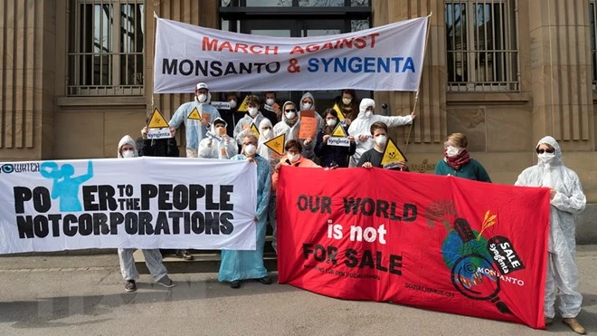 Biểu tình phản đối tập đoàn hóa chất Monsanto và Syngenta ở Basle, Thụy Sĩ ngày 6/4. (Nguồn: EPA/TTXVN)