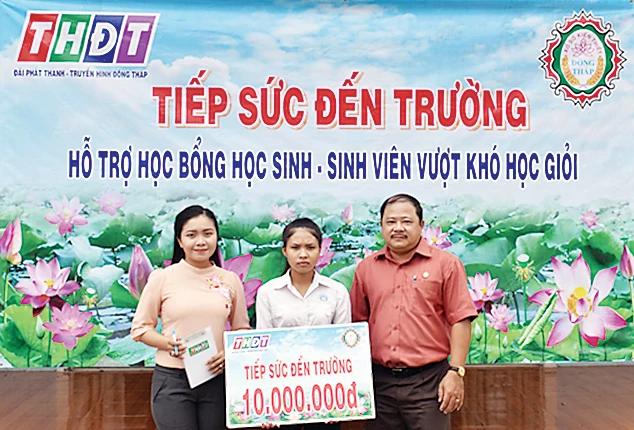 Ông Ngô Thanh Trí - Phó Giám đốc Công ty TNHH MTV Xổ số kiến thiết tỉnh Đồng Tháp trao suất học bổng cho em Nguyễn Thị Kim Thùy