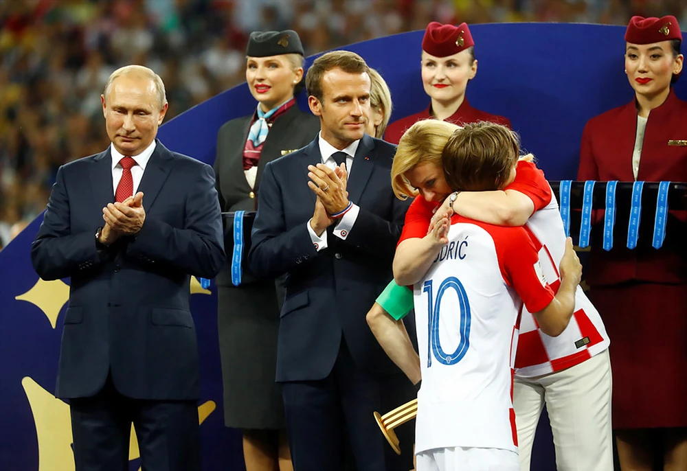 Tổng thống Croatia, bà Kolinda Grabar-Kitarovic (phải), luôn sát sánh cùng đội tuyển quốc gia tại World Cup.