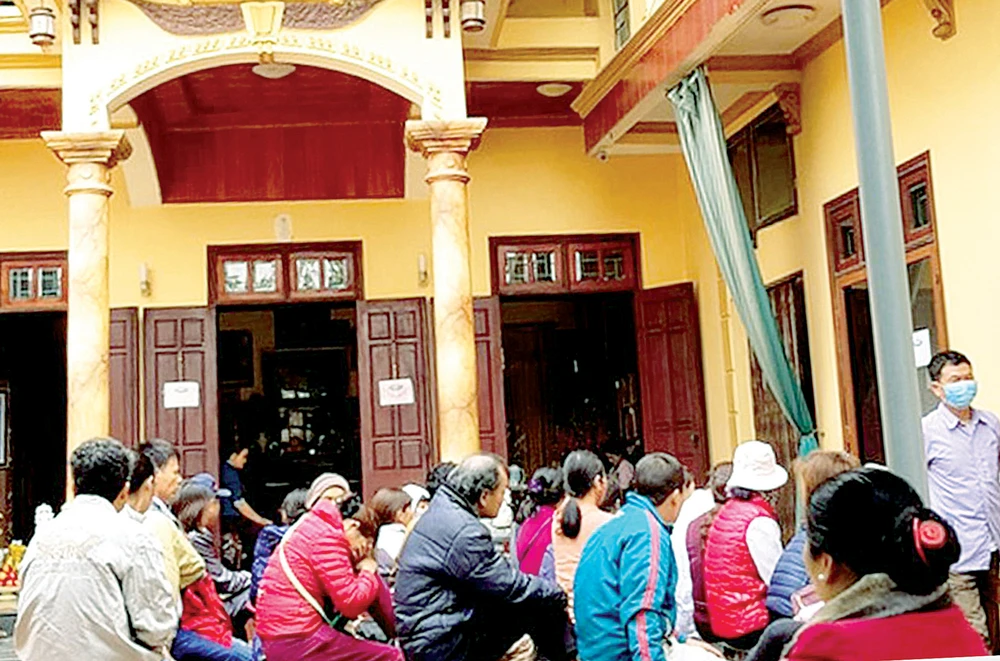Người dân chầu trực tại nhà ông lang Chung ở Vĩnh Phúc để chữa ung thư