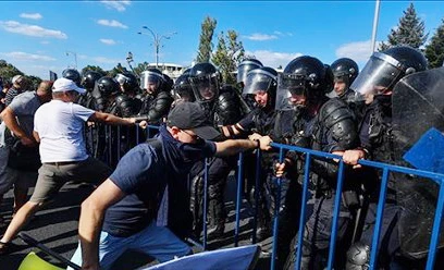 Cảnh sát Romania cố gắng ngăn chặn những người biểu tình quá khích tại Bucharest
