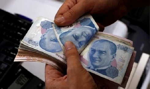 Nhân viên đang đếm lira tại một quầy đổi tiền ở Istabul. Ảnh: Reuters