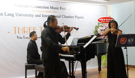 Các nghệ sĩ biểu diễn trong đêm hòa nhạc khai mạc Liên hoan Âm nhạc Vietnam Connection 2018 vào tối 12-8