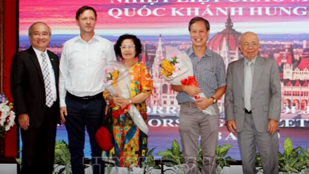 Đại diện hội viên Hội hữu nghị Việt Nam-Hungary Thành phố Hồ Chí Minh chụp ảnh lưu niệm. Ảnh: TTXVN