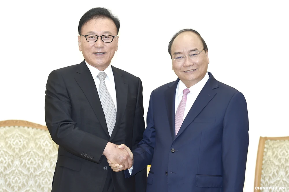 Thủ tướng Nguyễn Xuân Phúc tiếp Tổng Lãnh sự Danh dự Việt Nam tại khu vực Busan - Kyeongnam, Hàn Quốc, ông Park Soo Kwan. Ảnh: VGP