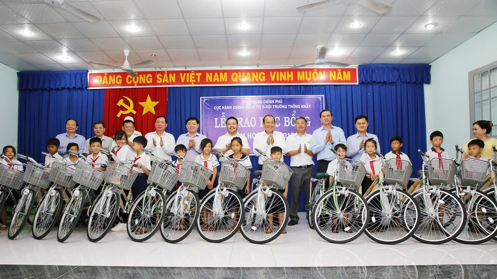 Phó Thủ tướng Thường trực Chính phủ Trương Hòa Bình cùng đại diện các tổ chức, đơn vị trao 100 chiếc xe đạp cho các em học sinh. Ảnh: VGP